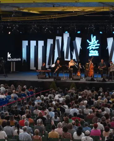 Soportes publicitarios activos durante el Festival de Jazz de Vitoria-Gasteiz en julio