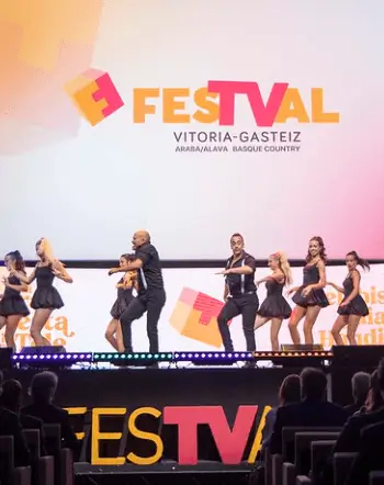 Soportes publicitarios activos durante el FesTVal, festival de televisión de Vitoria-Gasteiz, en septiembre