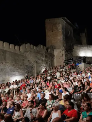 Publicidad exterior durante Nits al Castell Conciertos de Nits al Castell