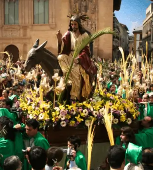Publicidad exterior durante la Semana Santa de Xàtiva Procesiones de Semana Santa en Xàtiva