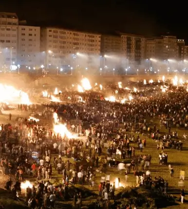 San Juan en A Coruña Hogueras de San Juan en las playas coruñesas
