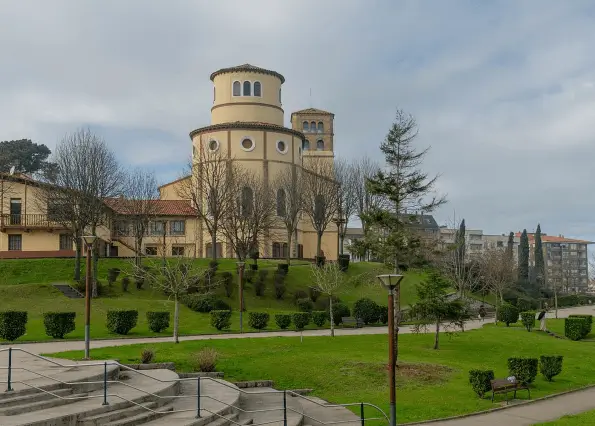 Marquesinas y mupis publicitarios de Marco Visual en El Astillero, Cantabria