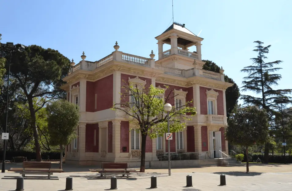 Vallas, mupis y marquesinas de Marco Visual en Esplugues de Llobregat, puerta del Baix Llobregat junto a Barcelona