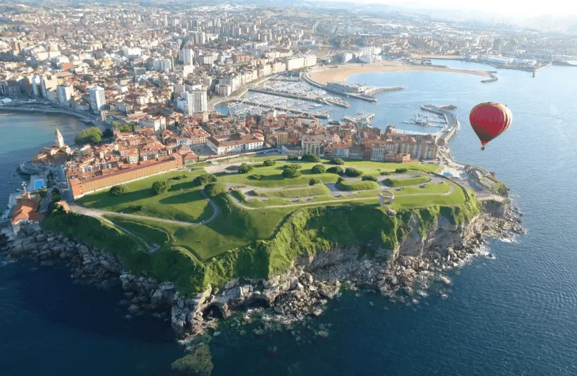 Mupis, marquesinas y pantallas digitales de Marco Visual en Gijón, el concejo más poblado de Asturias