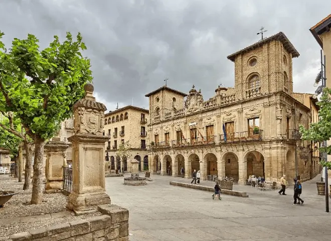 Vallas publicitarias de gran formato en Viana, frontera con La Rioja